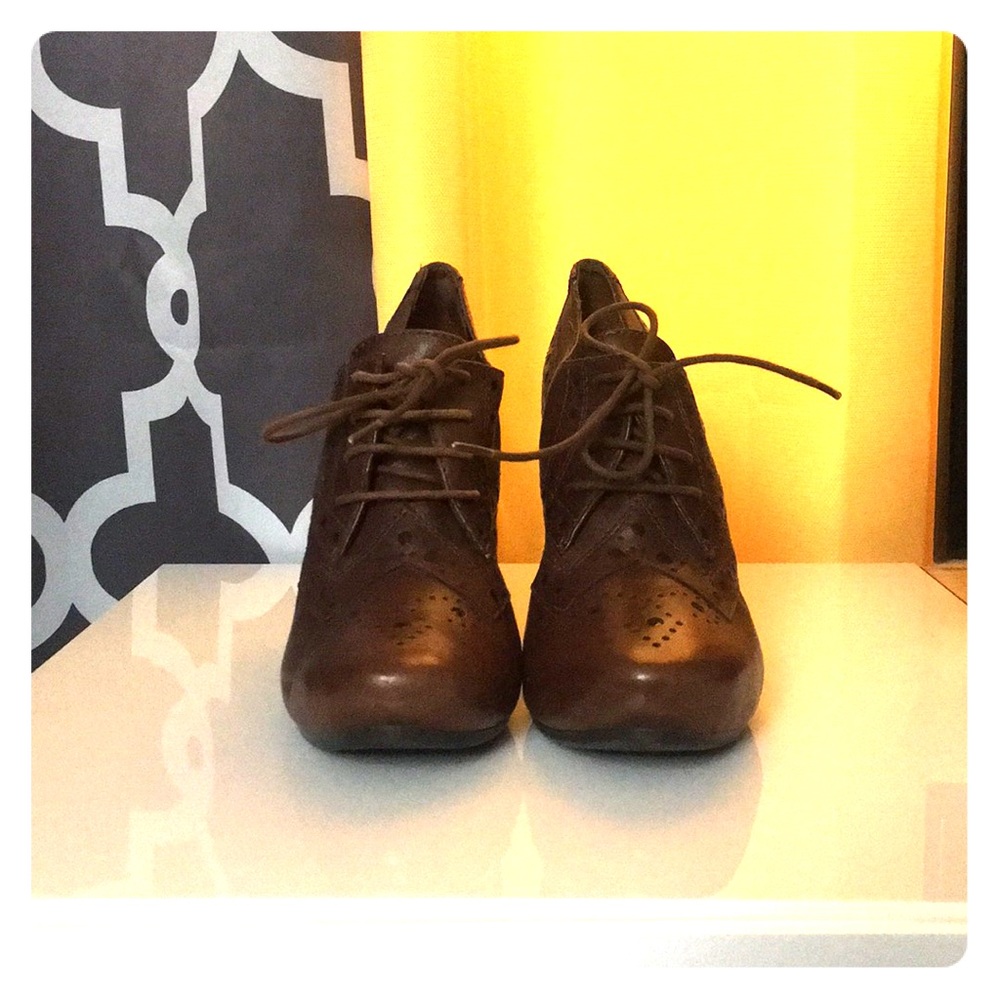 Men’s wingtip inspired lace up platform